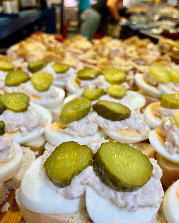 Pinchos de huevo cocido con ensaladilla y pepinillo