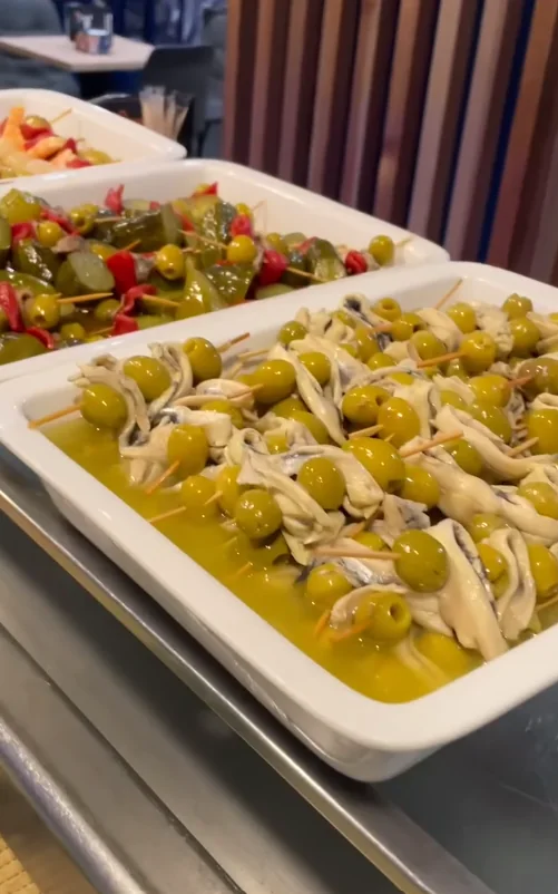 Bandejas de gildas y banderillas de aceitunas con anchoas