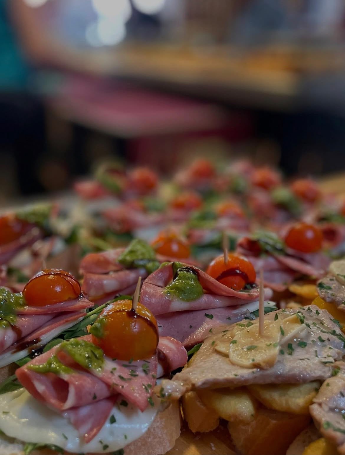 Pinchos de mortadela y lomo con patatas